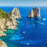 Isola di Capri � Situata di fronte alla Costiera Amalfitana, questa celeberrima isola affascin� gi� in epoca romana gli imperatori Augusto e Tiberio grazie al suo clima mite, la sua rigogliosa vegetazione, i particolari faraglioni e gli incredibili scenari a picco sul mare...